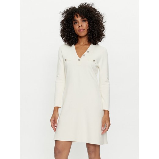 TWINSET Sukienka dzianinowa 241TP3094 Écru Regular Fit ze sklepu MODIVO w kategorii Sukienki - zdjęcie 182767676
