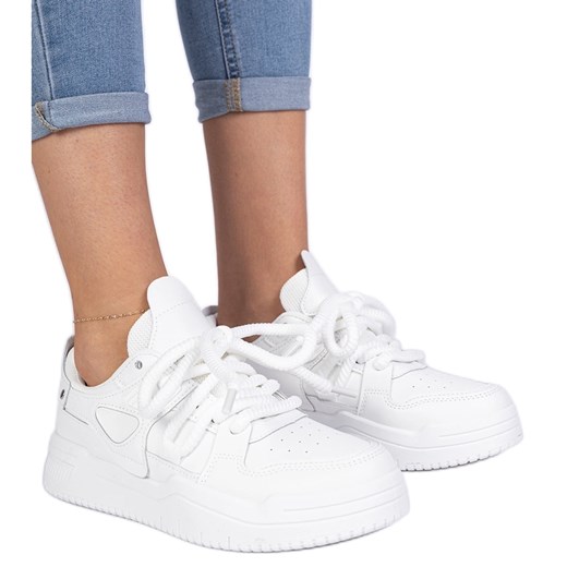 Białe sneakersy damskie z grubymi sznurówkami ze sklepu ButyModne.pl w kategorii Buty sportowe damskie - zdjęcie 183553696
