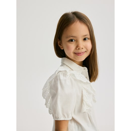 Reserved - Koszula z ozdobną falbaną - biały ze sklepu Reserved w kategorii Koszule chłopięce - zdjęcie 183559878
