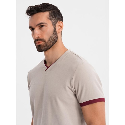 T-shirt męski z kontrastowymi wstawkami i dekoltem w serek – beżowy V2 OM-TSCT-0198 ze sklepu ombre w kategorii T-shirty męskie - zdjęcie 183575019