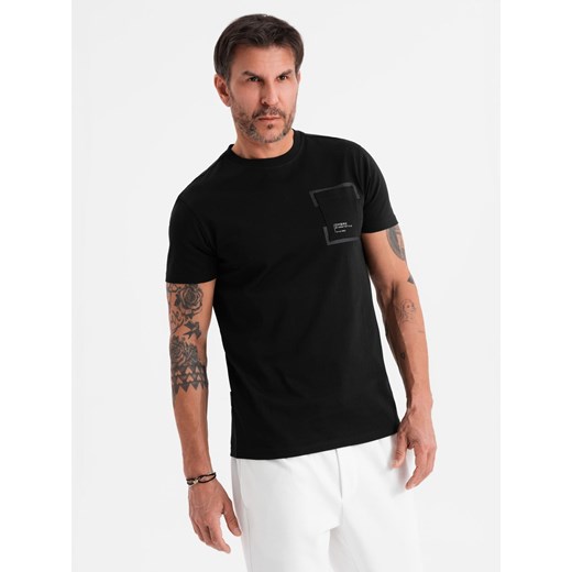 Bawełniany męski t-shirt z nadrukiem na kieszonce – czarny V1 OM-TSPT-0154 ze sklepu ombre w kategorii T-shirty męskie - zdjęcie 183575145