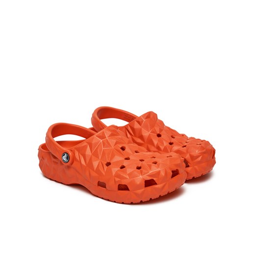 Crocs Klapki Classic Geometric Clog 209563 Czerwony ze sklepu MODIVO w kategorii Klapki męskie - zdjęcie 183578309