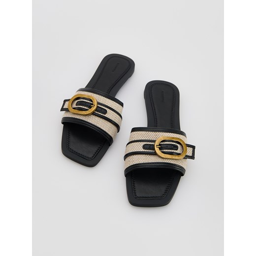 Klapki damskie czarne Reserved na płaskiej podeszwie na lato 