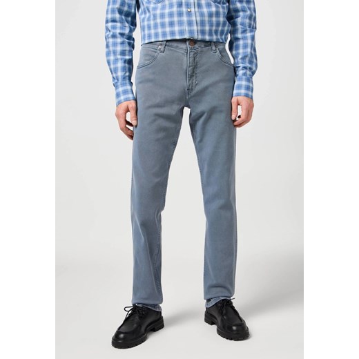 WRANGLER MĘSKIE SPODNIE JEANSOWE GREENSBORO DUSTY BLUE 112362404 ze sklepu YouNeedit.pl w kategorii Jeansy męskie - zdjęcie 183584068