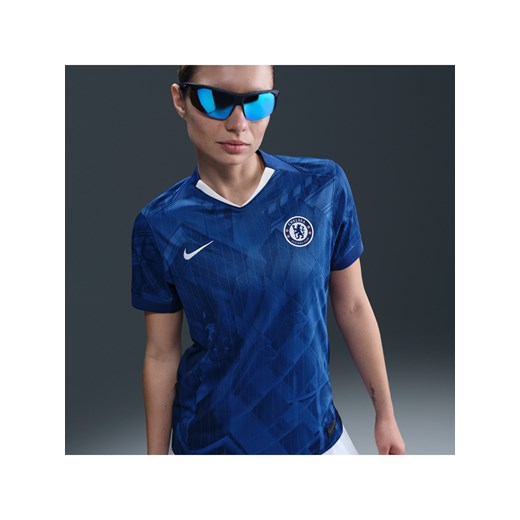Damska koszulka piłkarska Nike Dri-FIT Chelsea F.C. Stadium 2025/26 (wersja domowa) – replika - Niebieski ze sklepu Nike poland w kategorii Bluzki damskie - zdjęcie 183585188