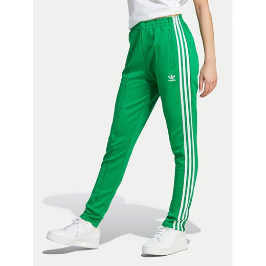 adidas Spodnie dresowe adicolor SST IK6601 Zielony Slim Fit ze sklepu MODIVO w kategorii Spodnie damskie - zdjęcie 183591378