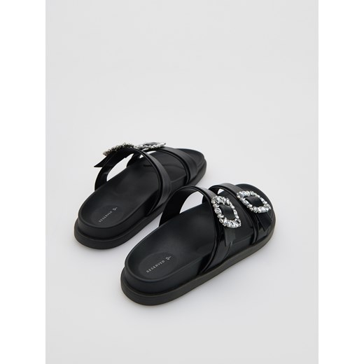 Reserved - Klapki z ozdobnymi klamrami - czarny Reserved 39 Reserved