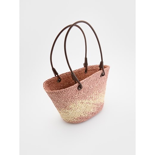Reserved - Pleciona torebka z zawieszką - brudny róż Reserved ONE SIZE Reserved