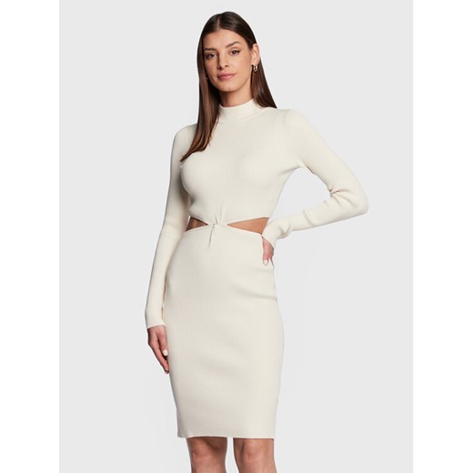 Guess Sukienka dzianinowa W3RK26 Z2YN2 Écru Slim Fit ze sklepu MODIVO w kategorii Sukienki - zdjęcie 183595725