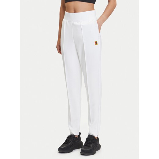 Nike Spodnie dresowe Court DA4722 Biały Slim Fit ze sklepu MODIVO w kategorii Spodnie damskie - zdjęcie 183595748
