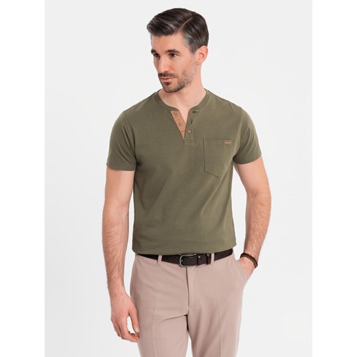 T-shirt męski z dekoltem na guziki i zamszowym wykończeniem – ciemnooliwkowy V5 OM-TSCT-0206 ze sklepu ombre w kategorii T-shirty męskie - zdjęcie 183616345