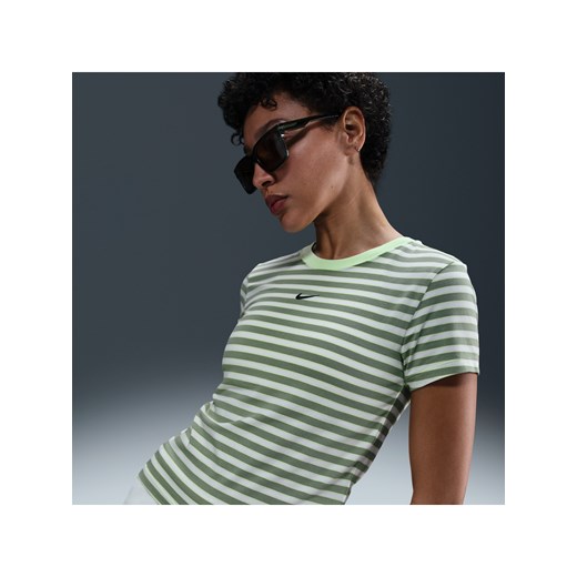 Damski dopasowany T-shirt w paski Nike Sportswear Chill Knit - Zieleń ze sklepu Nike poland w kategorii Bluzki damskie - zdjęcie 183650856