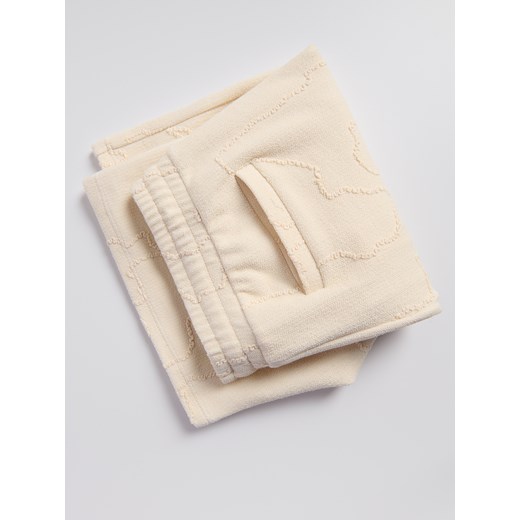 Reserved - Wzorzyste szorty regular - złamana biel Reserved M Reserved