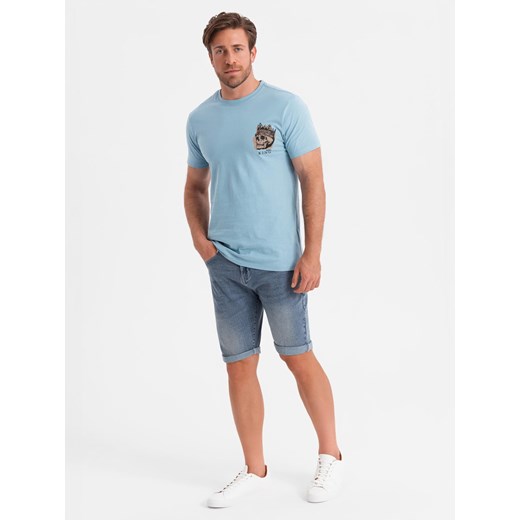 T-shirt męski bawełniany z nadrukiem na klatce piersiowej - jasnoniebieski V2 OM-TSPT-0167 ze sklepu ombre w kategorii T-shirty męskie - zdjęcie 183664496