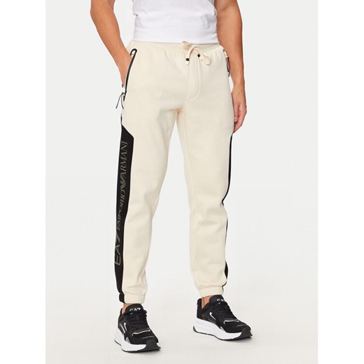 EA7 Emporio Armani Spodnie dresowe 6DPP71 PJVTZ 1713 Beżowy Regular Fit ze sklepu MODIVO w kategorii Spodnie męskie - zdjęcie 183669596