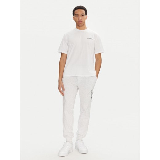 Jack&Jones Komplet t-shirt i spodnie dresowe Beau 12277849 Biały Relaxed Fit ze sklepu MODIVO w kategorii Spodnie męskie - zdjęcie 183679117