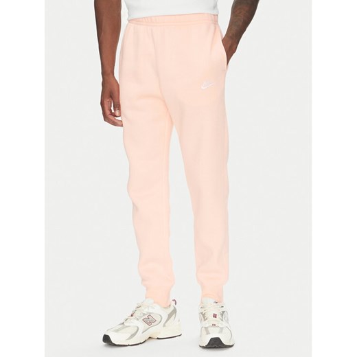 Nike Spodnie dresowe BV2671 Pomarańczowy Regular Fit ze sklepu MODIVO w kategorii Spodnie męskie - zdjęcie 183679218