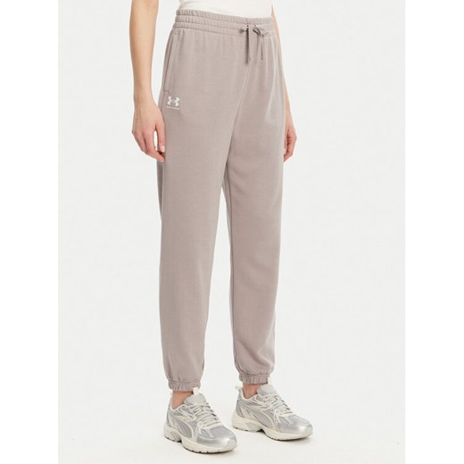 Under Armour Spodnie dresowe Ua Rival 1382735 Beżowy Loose Fit ze sklepu MODIVO w kategorii Spodnie damskie - zdjęcie 183679228