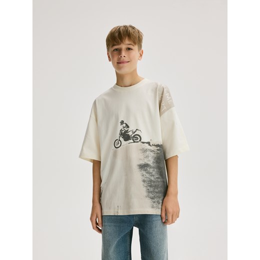 Reserved - Bawełniany t-shirt z nadrukiem - złamana biel ze sklepu Reserved w kategorii T-shirty chłopięce - zdjęcie 183685115