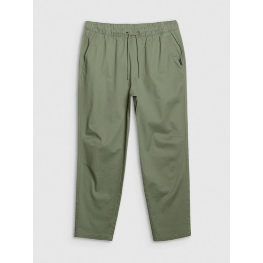 Męskie spodnie casual 4F 4FWSS25TTROM0999 - oliwkowe ze sklepu Sportstylestory.com w kategorii Spodnie męskie - zdjęcie 183703495