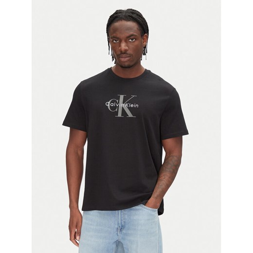 Calvin Klein Jeans T-Shirt Hero Monologo LV04RB862G Czarny Regular Fit ze sklepu MODIVO w kategorii T-shirty męskie - zdjęcie 183706258
