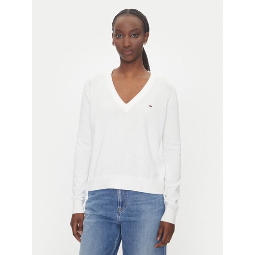Tommy Jeans Sweter Essential DW0DW19888 Biały Regular Fit ze sklepu MODIVO w kategorii Swetry damskie - zdjęcie 183706385