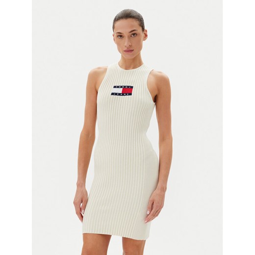 Tommy Jeans Sukienka dzianinowa DW0DW20877 Écru Slim Fit ze sklepu MODIVO w kategorii Sukienki - zdjęcie 183706508