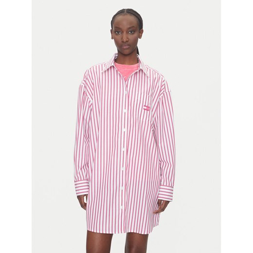 Tommy Jeans Sukienka koszulowa DW0DW21122 Różowy Relaxed Fit ze sklepu MODIVO w kategorii Sukienki - zdjęcie 183706536