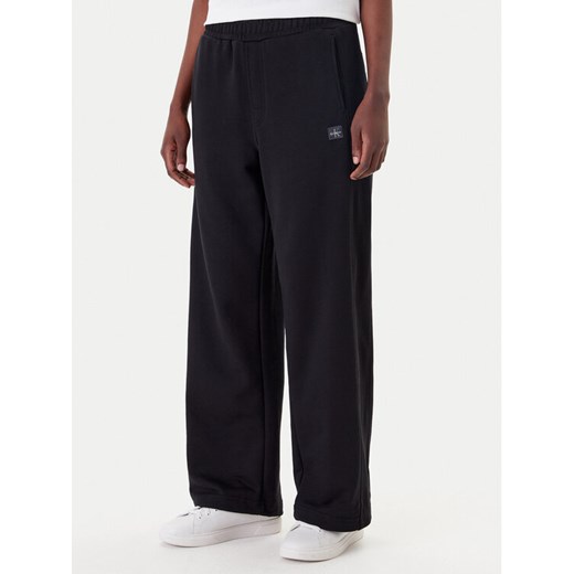 Calvin Klein Jeans Spodnie dresowe LV047C249G Czarny Regular Fit ze sklepu MODIVO w kategorii Spodnie damskie - zdjęcie 183706577