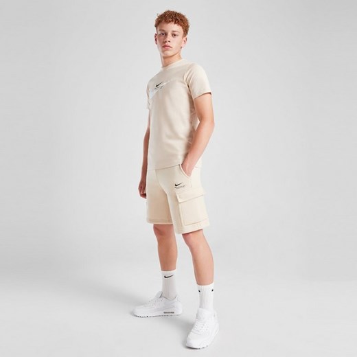 NIKE SZORTY SWOOSH SHRT STONE ze sklepu JD Sports  w kategorii Spodenki chłopięce - zdjęcie 183709395