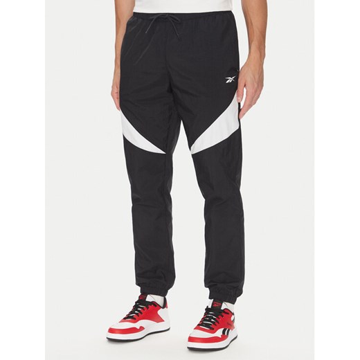 Reebok Spodnie dresowe 100223963 Czarny Regular Fit ze sklepu MODIVO w kategorii Spodnie męskie - zdjęcie 183724977