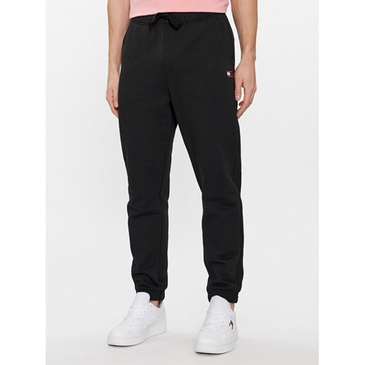 Tommy Jeans Spodnie dresowe Badge DM0DM18355 Czarny Regular Fit ze sklepu MODIVO w kategorii Spodnie męskie - zdjęcie 183725537