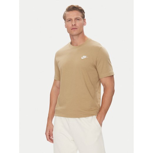 Nike T-Shirt Nsw Club Tee AR4997 Khaki Regular Fit ze sklepu MODIVO w kategorii T-shirty męskie - zdjęcie 183726356