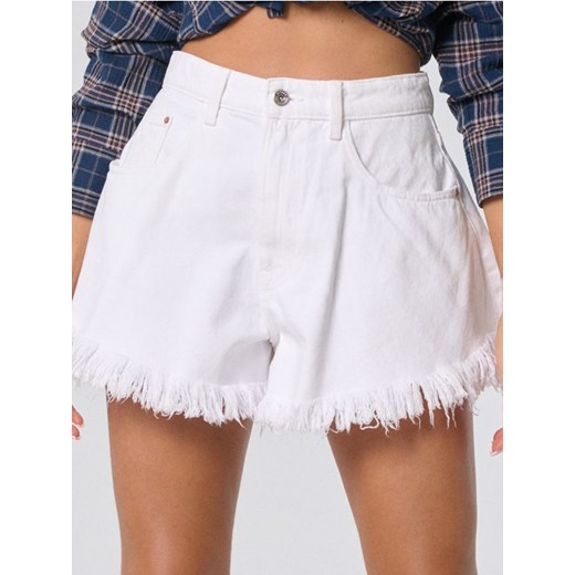 Sinsay - Szorty jeansowe o luźnym kroju high waist - biały ze sklepu Sinsay w kategorii Szorty - zdjęcie 183753596