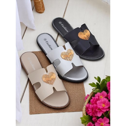 Royalfashion Damskie klapki na płaskiej podeszwie Heart Chic ze sklepu royalfashion.pl w kategorii Klapki damskie - zdjęcie 183762849