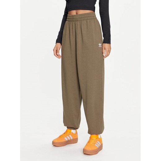 adidas Spodnie dresowe Essentials Fleece Boyfriend JIY9692 Khaki Loose Fit ze sklepu MODIVO w kategorii Spodnie damskie - zdjęcie 183765078