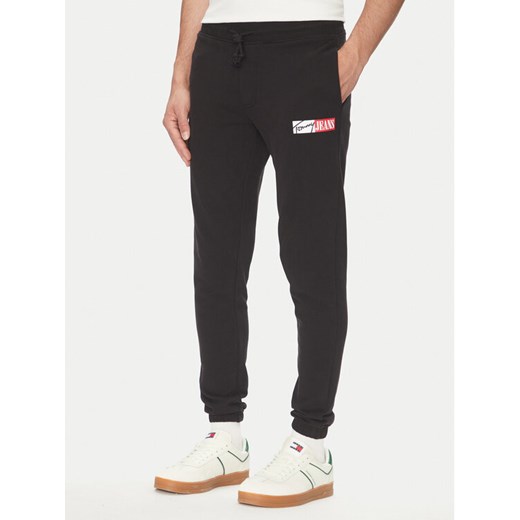 Tommy Jeans Spodnie dresowe Entry DM0DM20277 Czarny Slim Fit ze sklepu MODIVO w kategorii Spodnie męskie - zdjęcie 183778368
