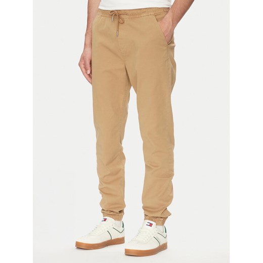 Tommy Jeans Joggery Austin DM0DM20283 Beżowy Slim Fit ze sklepu MODIVO w kategorii Spodnie męskie - zdjęcie 183778718