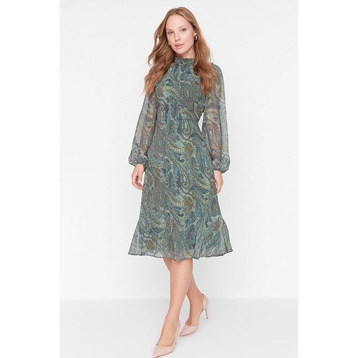 Sukienka zielona Trendyol midi z długim rękawem w abstrakcyjnym wzorze 