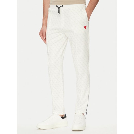 Guess Spodnie dresowe Korbin Z2BB05 FL04Q Écru Regular Fit ze sklepu MODIVO w kategorii Spodnie męskie - zdjęcie 183782458