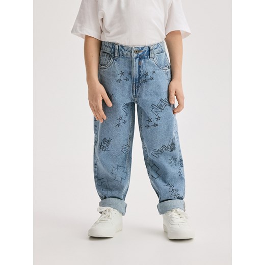 Reserved - Classic denim carrot z nadrukiem - niebieski ze sklepu Reserved w kategorii Spodnie chłopięce - zdjęcie 183785079