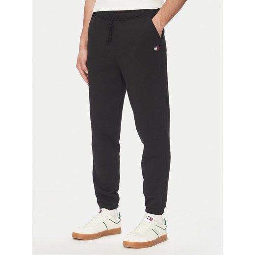 Tommy Jeans Spodnie dresowe Badge DM0DM20276 Czarny Regular Fit ze sklepu MODIVO w kategorii Spodnie męskie - zdjęcie 183788389