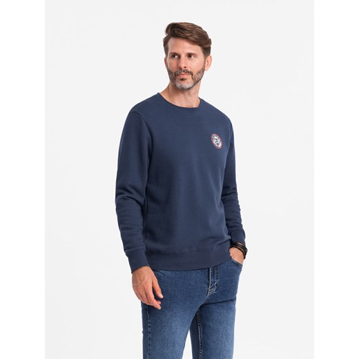 Nierozpinana męska dresowa bluza z naszywką w stylu college – granatowa V2 OM-SSNZ-0134 ze sklepu ombre w kategorii Bluzy męskie - zdjęcie 183801219
