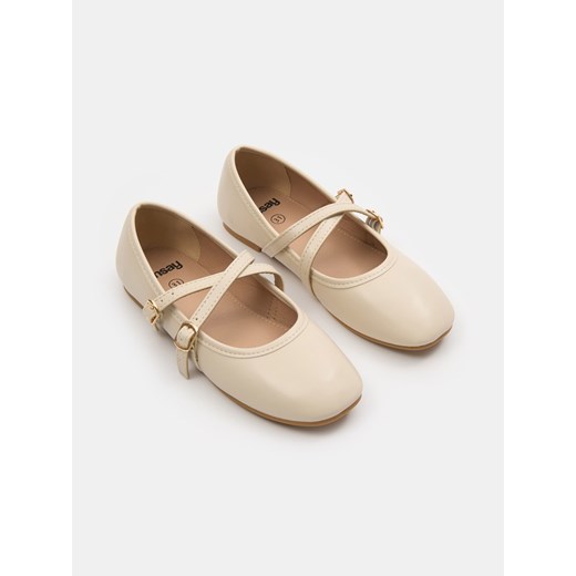 Sinsay - Baleriny z krzyżowanymi paskami - beżowy Sinsay 26 Sinsay