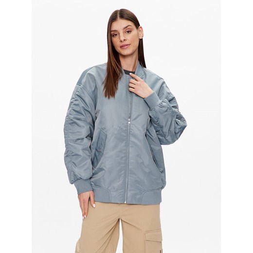 Calvin Klein Jeans Kurtka bomber J20J221082 Niebieski Oversize ze sklepu MODIVO w kategorii Kurtki damskie - zdjęcie 183813329