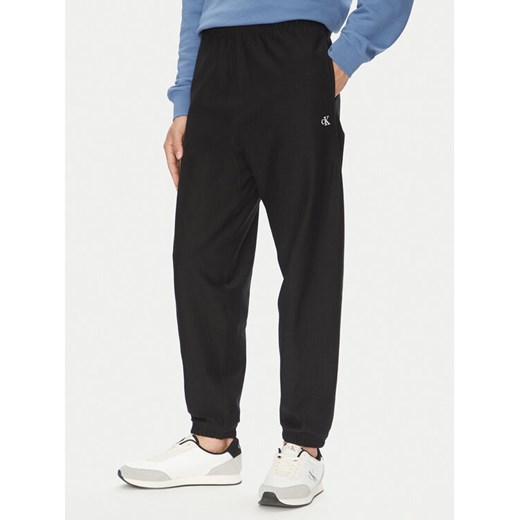Calvin Klein Jeans Spodnie dresowe Premium LV04RC279G Czarny Regular Fit ze sklepu MODIVO w kategorii Spodnie męskie - zdjęcie 183813468
