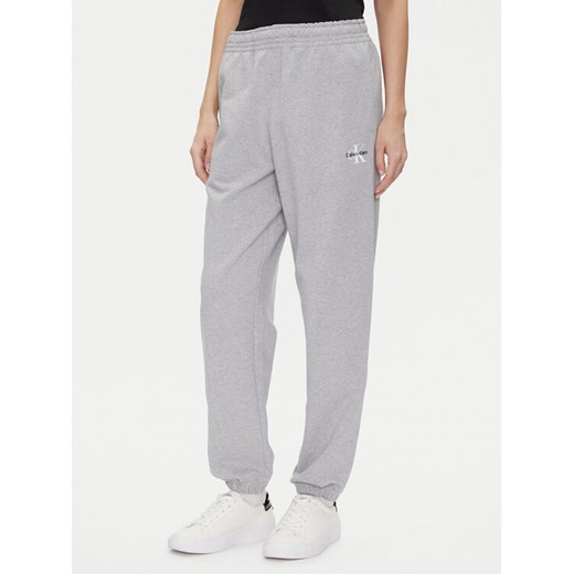 Calvin Klein Jeans Spodnie dresowe Monologo LV047B235G Szary Regular Fit ze sklepu MODIVO w kategorii Spodnie damskie - zdjęcie 183813909