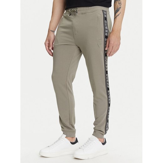 Guess Spodnie dresowe Z2YB19 K6ZS1 Khaki Regular Fit ze sklepu MODIVO w kategorii Spodnie męskie - zdjęcie 183814598