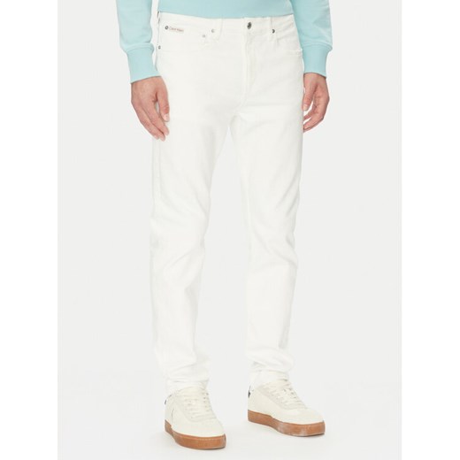 Calvin Klein Jeans Jeansy J30J327541 Biały Slim Fit ze sklepu MODIVO w kategorii Jeansy męskie - zdjęcie 183814685