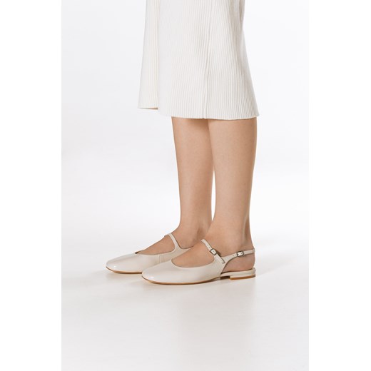 Estro: Jasnobeżowe sandały damskie na płaskim obcasie typy slingback ze sklepu Estro w kategorii Balerinki - zdjęcie 183839686